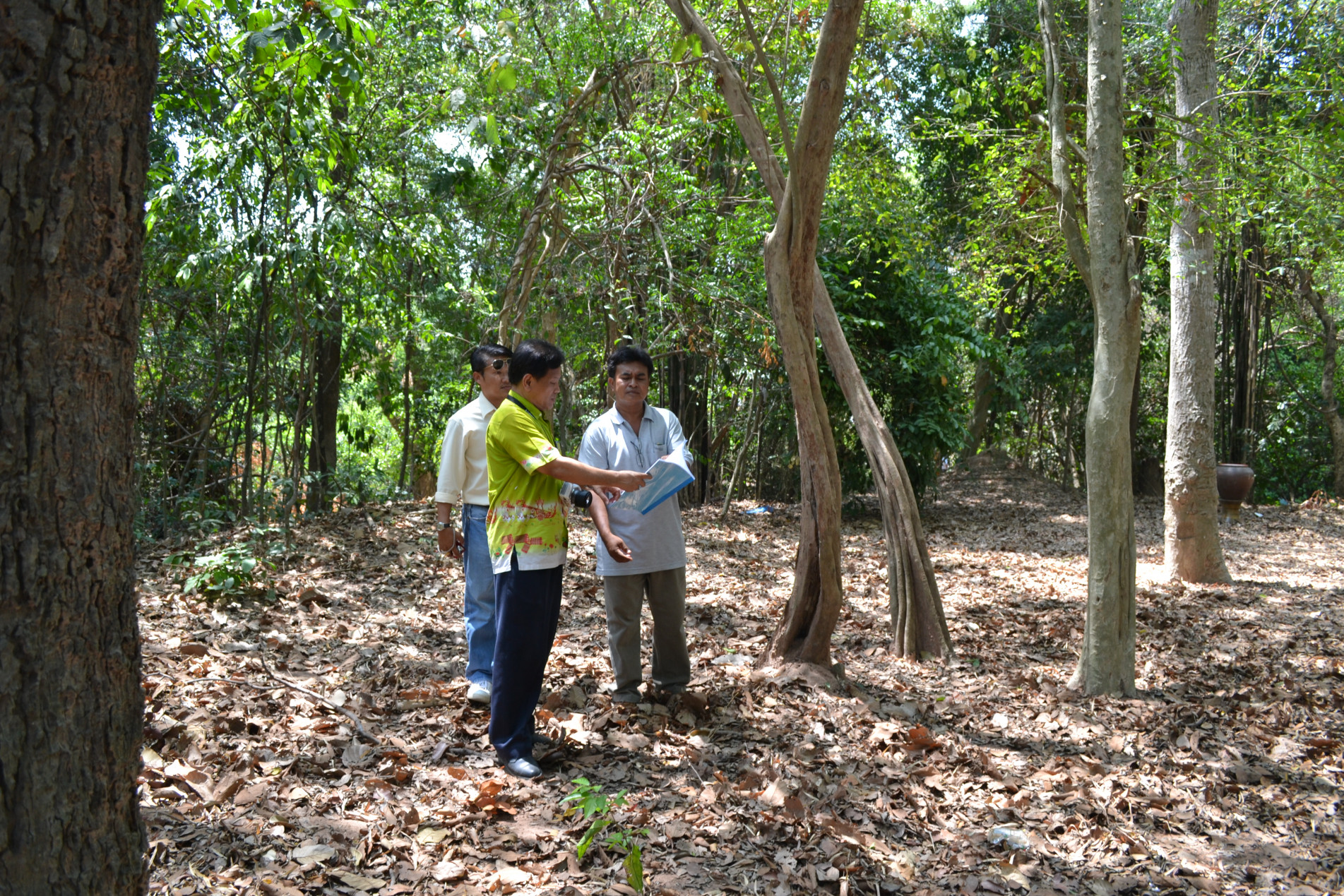 ภาพประกอบ :ตรวจรับงานกำจัดวัชพืชและสิ่งกีดขวางที่ทำลายโบราณสถาน