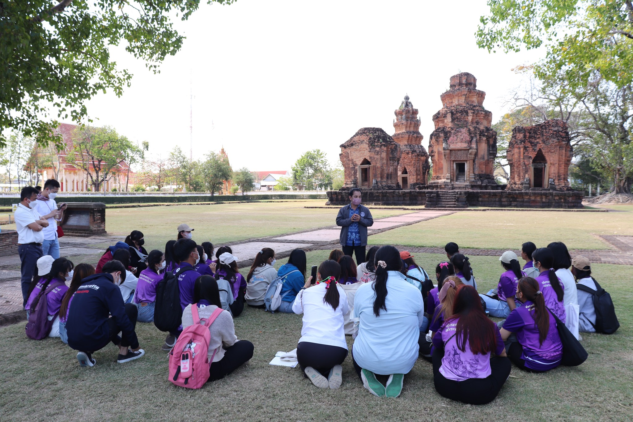 นักศึกษาชั้นปีที่ ๓ สาขาวิชาภาษาไทย คณะมนุษยศาสตร์และสังคมศาสตร์ มหาวิทยาลัยราชภัฏบุรีรัมย์