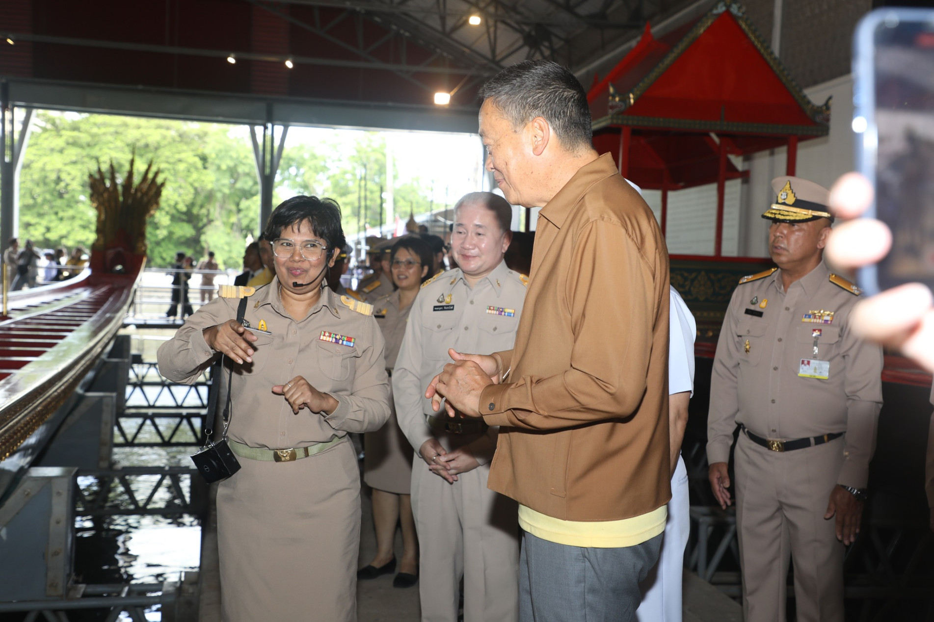 ภาพประกอบ :นายเศรษฐา ทวีสิน นายกรัฐมนตรี เดินทางไปตรวจเยี่ยมและติดตามความก้าวหน้าการจัดขบวนเรือพยุหยาตราทางชลมารคและความก้าวหน้าในการประดับตกแต่งเรือพระที่นั่ง ณ พิพิธภัณฑสถานแห่งชาติ เรือพระราชพิธี