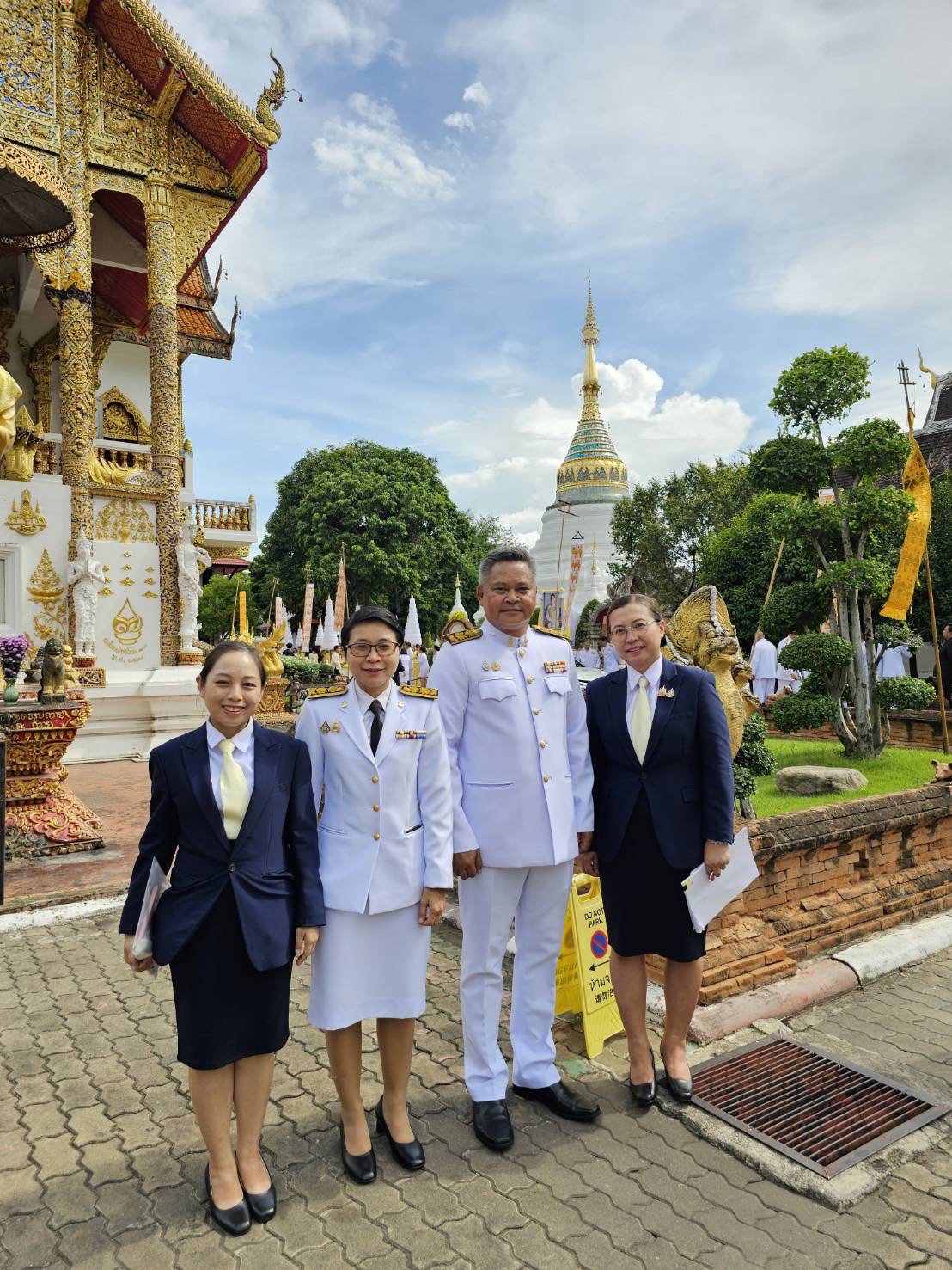 ภาพประกอบ :นางสาวสุคนธ์ทิพย์ จันทะลุน บรรณารักษ์ชำนาญการ เข้าร่วมพิธีพลีกรรมตักน้ำจากแหล่งน้ำศักดิ์สิทธิ์ของจังหวัดเชียงใหม่ งานเฉลิมพระเกียรติพระบาทสมเด็จพระเจ้าอยู่หัว เนื่องในโอกาสพระราชพิธีมหามงคลเฉลิมพระชนมพรรษา ๖ รอบ ๒๘ กรกฎาคม ๒๕๖๗