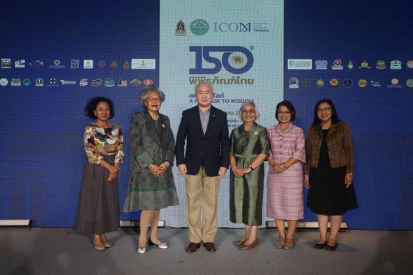 ภาพประกอบ :วันที่ 19 กันยายน 2567 เวลา 09.00 น. นายพนมบุตร จันทรโชติ อธิบดีกรมศิลปากร เป็นประธานในพิธีเปิดกิจกรรมเนื่องในวันพิพิธภัณฑ์ไทย ประจำปี 2567 “150 ปี พิพิธภัณฑ์ไทย สยามซิวิไลซ์ A Passage to Wisdom” ณ พระที่นั่งศิวโมกขพิมาน พิพิธภัณฑสถานแห่งชาติ พระนคร