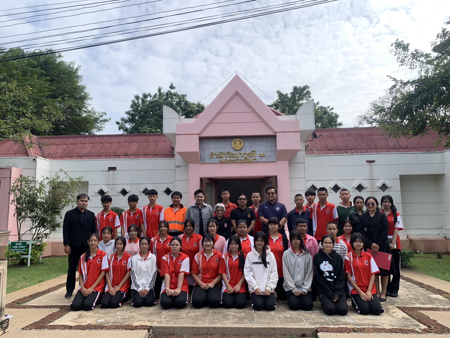 ภาพประกอบ :สำนักศิลปากรที่ 10 นครราชสีมา #เปิดบ้านต้อนรับนักเรียนโรงเรียนพิมายวิทยาได้ทำความรู้จักอาชีพ "#นักโบราณคดี"