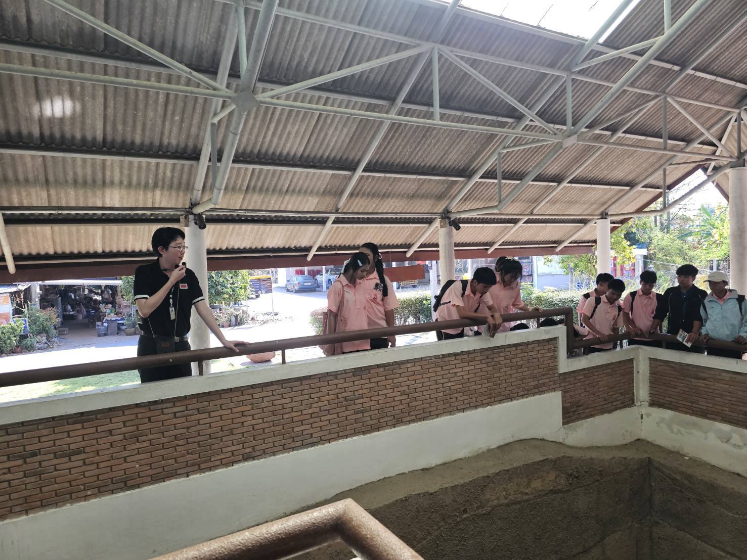 ภาพประกอบ :นายธันยธรณ์ วรรณโพธิ์พร นักโบราณคดีปฏิบัติการ กลุ่มโบราณคดี สำนักศิลปากรที่ 10 นครราชสีมา เป็นวิทยากรนำชมให้ความรู้ทางวิชาการแหล่งโบราณคดีบ้านปราสาท อำเภอโนนสูง จังหวัดนครราชสีมา ให้กับคณะครูและโรงเรียนเมืองพลับพลาพิทยาคม อำเภอห้วยแถลง จังหวัดนครราชสีมา