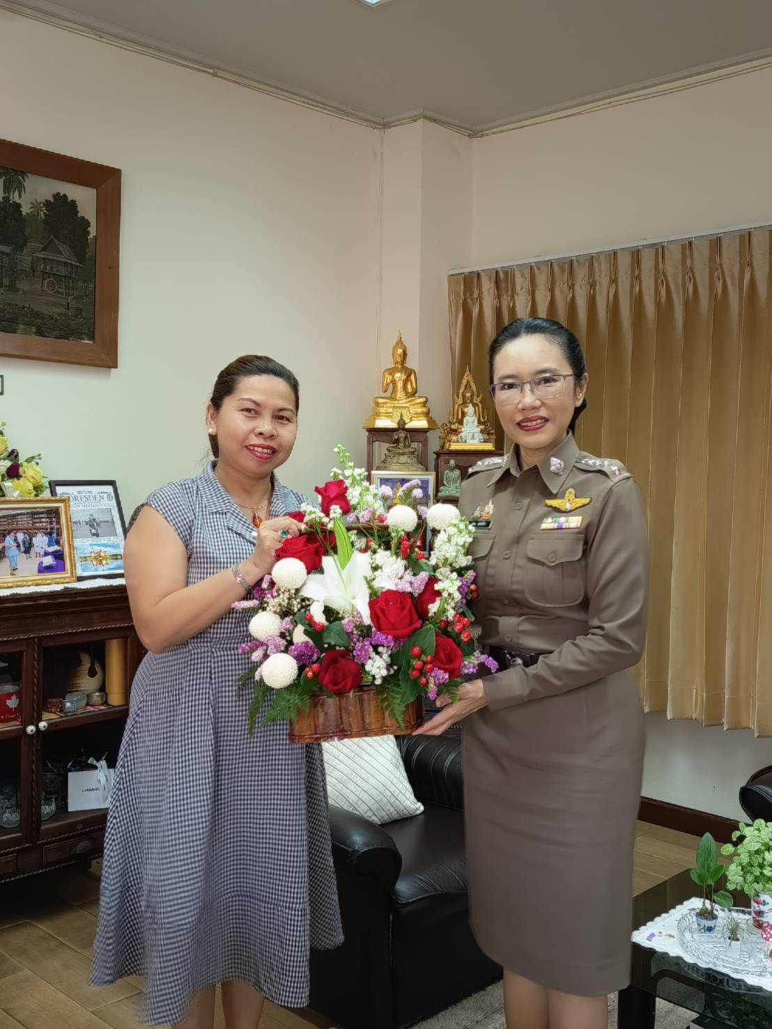 ภาพประกอบ :นางสาวปุณณภา สุขสาคร ผู้อำนวยการหอสมุดแห่งชาติรัชมังคลาภิเษก เชียงใหม่ ให้การต้อนรับและหารือร่วมกับ พ.ต.อ.หญิง สุธิดา สมิทธิไกร ผู้กำกับการฝ่ายอำนวยการ ๒ บก.อก.ภ.๕ ในการจัดกิจกรรมส่งเสริมการอ่านภายใต้การดำเนินโครงการพัฒนาและส่งเสริมหอสมุดแห่งชาติเพื่อให้เป็นแหล่งเรียนรู้ตลอดชีวิต