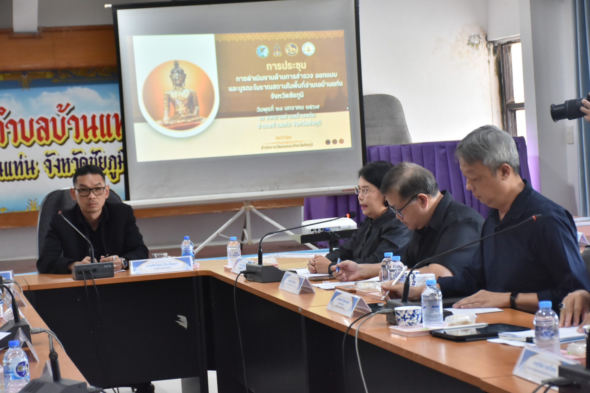 ภาพประกอบ :ประชุมวางแผนการดำเนินงานด้านการสำรวจ ออกแบบวิหารพระแท่นบัลลังก์ เพื่อประดิษฐานพระพุทธรูปทองสำริด ปางมารวิชัย และการบูรณะโบราณสถานปรางค์กู่บ้านหนองแฝก อำเภอบ้านแท่น จังหวัดชัยภูมิ