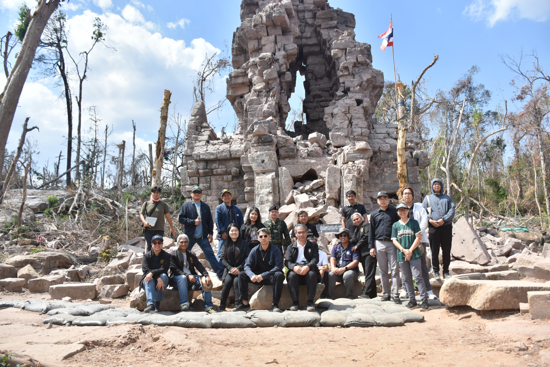 ภาพประกอบ :นายกิตติพันธ์ พานสุวรรณ ที่ปรึกษาอธิบดีกรมศิลปากร (อดีตอธิบดีกรมศิลปากร) นายวสุ โปษยะนันทน์ สถาปนิกเชี่ยวชาญ นายทศพร ศรีสมาน ผู้อำนวยการสำนักศิลปากรที่ 10 นครราชสีมา พร้อมด้วย #ทีมช่าง จาก #สำนักสถาปัตยกรรมกรมศิลปากร #กลุ่มอนุรักษ์โบราณสถานสำนักศิลปากรที่10นครราชสีมา และเจ้าหน้าที่ที่เกี่ยวข้อง เพื่อสำรวจเก็บข้อมูลสภาพความเสียหายของโบราณสถานปราสาทตาควาย และปราสาทตาเมือนธม จังหวัดสุรินทร์