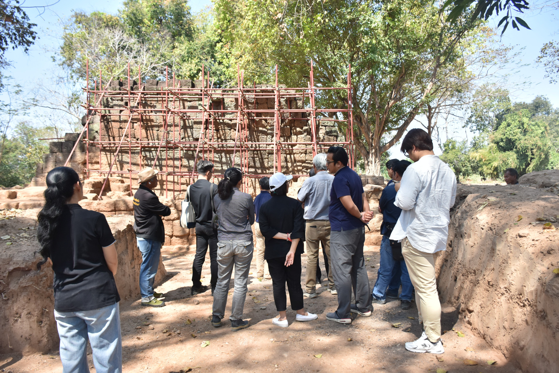 ภาพประกอบ :ตรวจรับงานโครงการขุดแต่งปราสาทหนองตาเปล่ง ตำบลช่อผกา อำเภอชำนิ จังหวัดบุรีรัมย์ (งวดที่4)