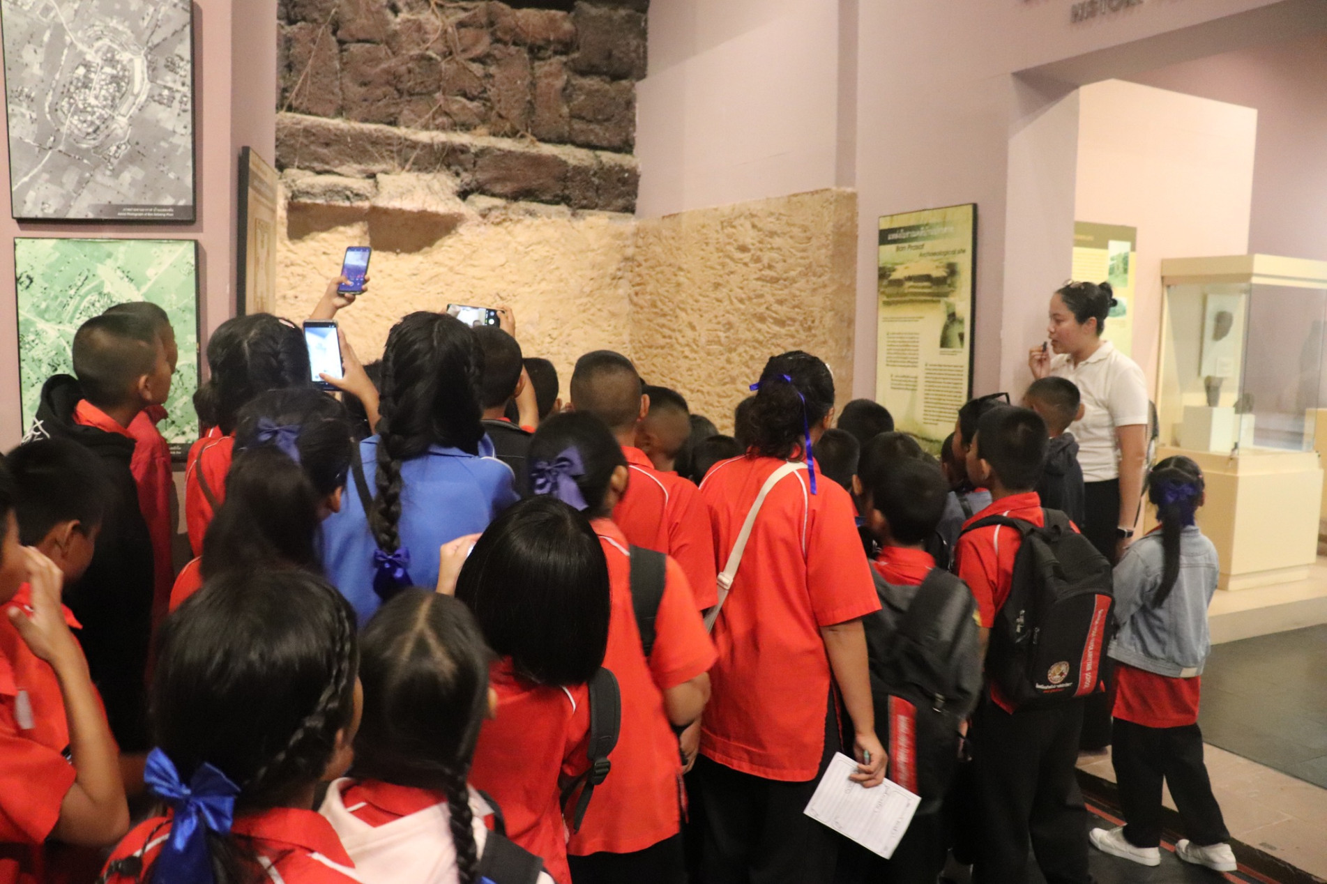 ภาพประกอบ :โรงเรียนบ้านหัวงัว "แท่นศิลาวิทยา" ตำบลหัวงัว อำเภอสนม จังหวัดสุรินทร์