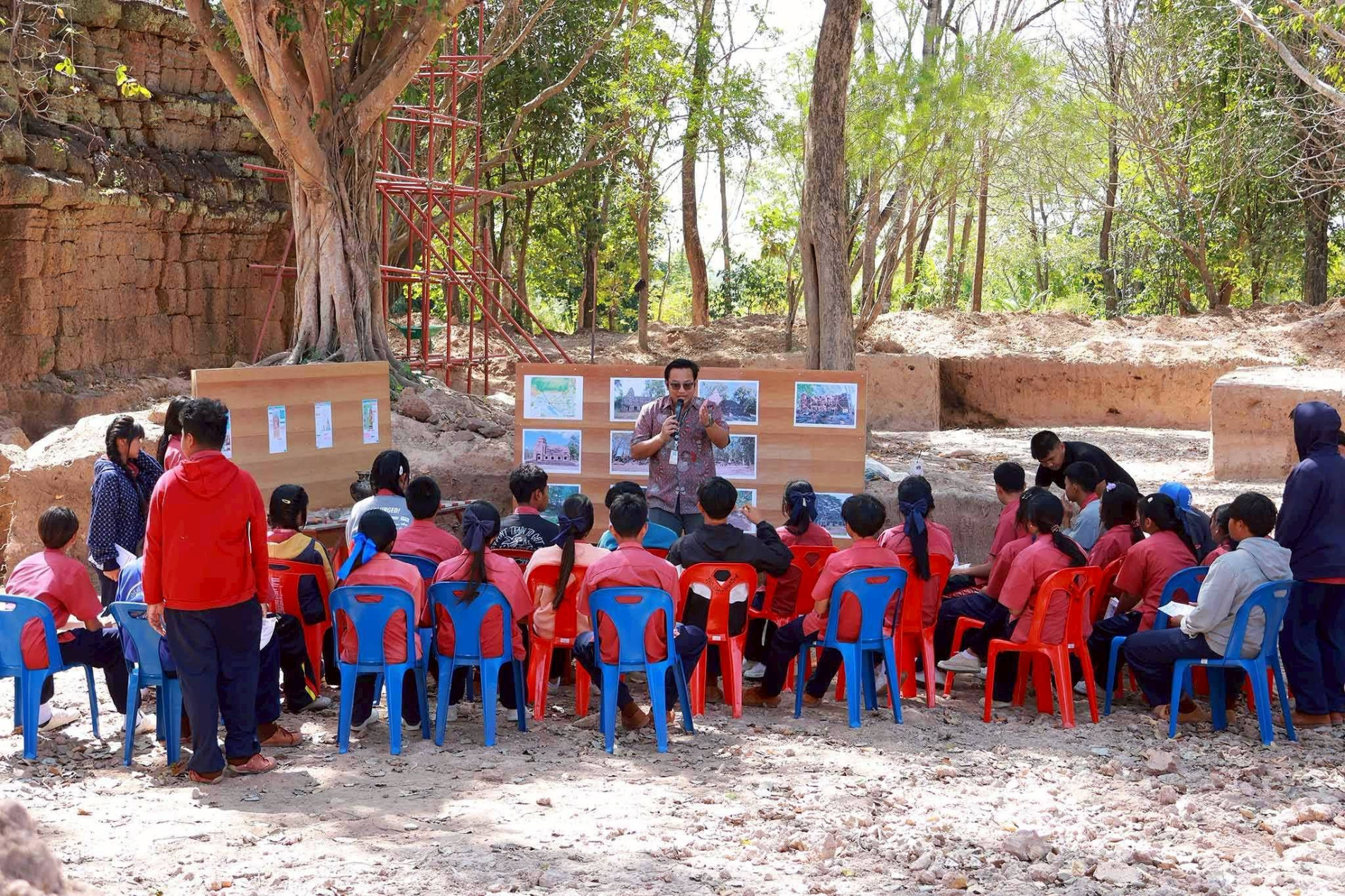 ภาพประกอบ :"...เมื่อการดำเนินงานทางโบราณคดีทำหน้าที่เป็นห้องเรียนรู้เฉพาะกิจ ภายใต้แนวคิดการใช้สถานที่จริงเป็นฐาน (Place-based learning)..." #ต่อยอดวิชาการผสานชุมชน﻿