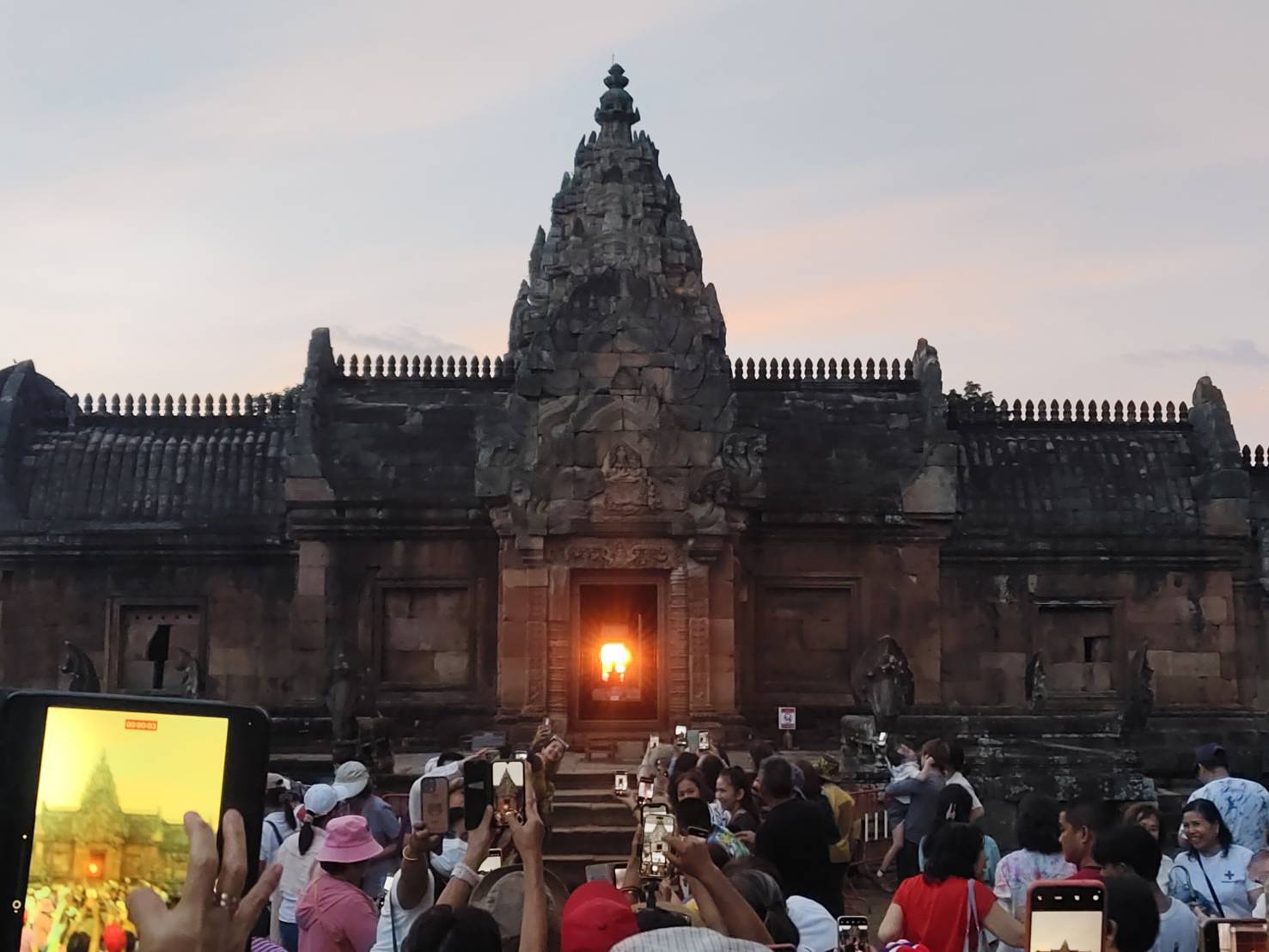 ภาพประกอบ :ชวนสัมผัสบรรยากาศปรากฏการณ์สำคัญทางดาราศาสตร์ ณ มหาเทวาลัย ปราสาทพนมรุ้ง