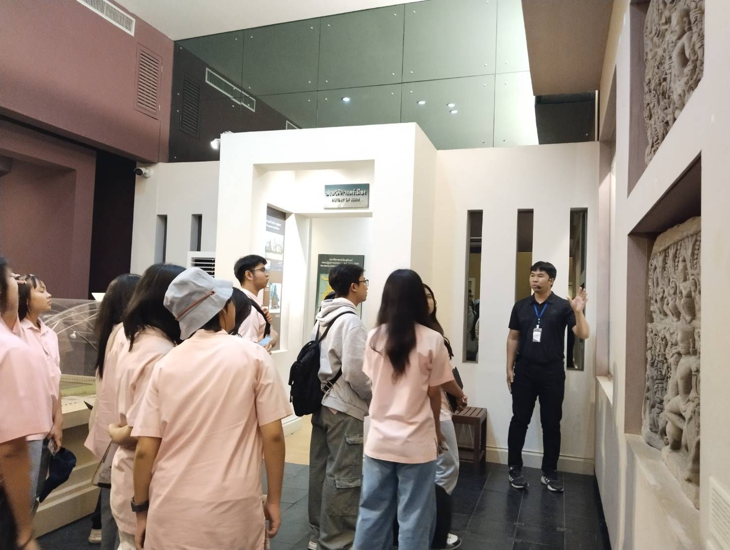 ภาพประกอบ :นักเรียนชั้นมัธยมศึกษาปีที่ ๖/๒ โรงเรียนสตรีสิริเกศ ตำบลเมืองใต้ อำเภอเมือง จังหวัดศรีสะเกษ