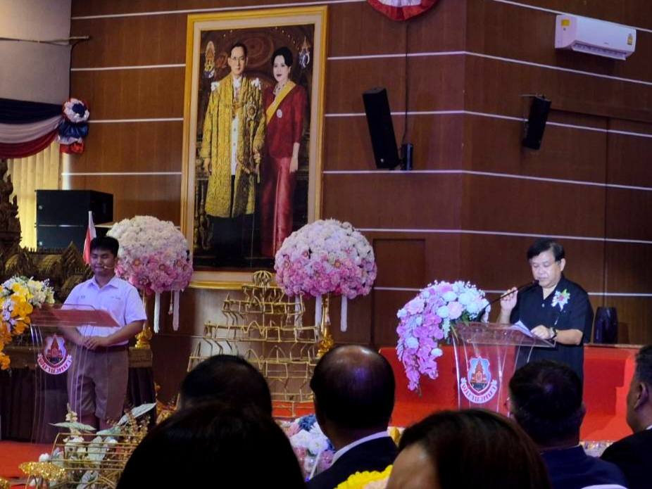 ภาพประกอบ :นายทศพร ศรีสมาน ผู้อำนวยการสำนักศิลปากรที่ 10 นครราชสีมา และนายภาคภูมิ อยู่พูล หัวหน้าอุทยานประวัติศาสตร์พิมาย คำกล่าวต้อนรับ และคำนิยม ในการประเมินนักเรียนเพื่อรับรางวัลพระราชทาน ปีการศึกษา 2568 นายณภัทร ทองน้อย นักเรียนชั้นมัธยมศึกษาปีที่ 3 โรงเรียนพิมายวิทยา