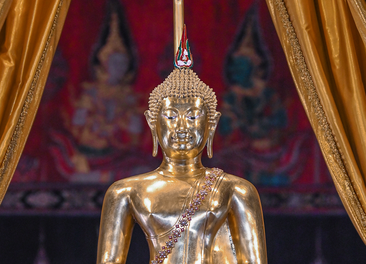 ภาพประกอบ :ขอเชิญชวนกราบไหว้สักการะพระพุทธสิหิงค์ หลังบูรณะใหม่ สวมพระรัศมีทองคำลงยาประดับเพชร