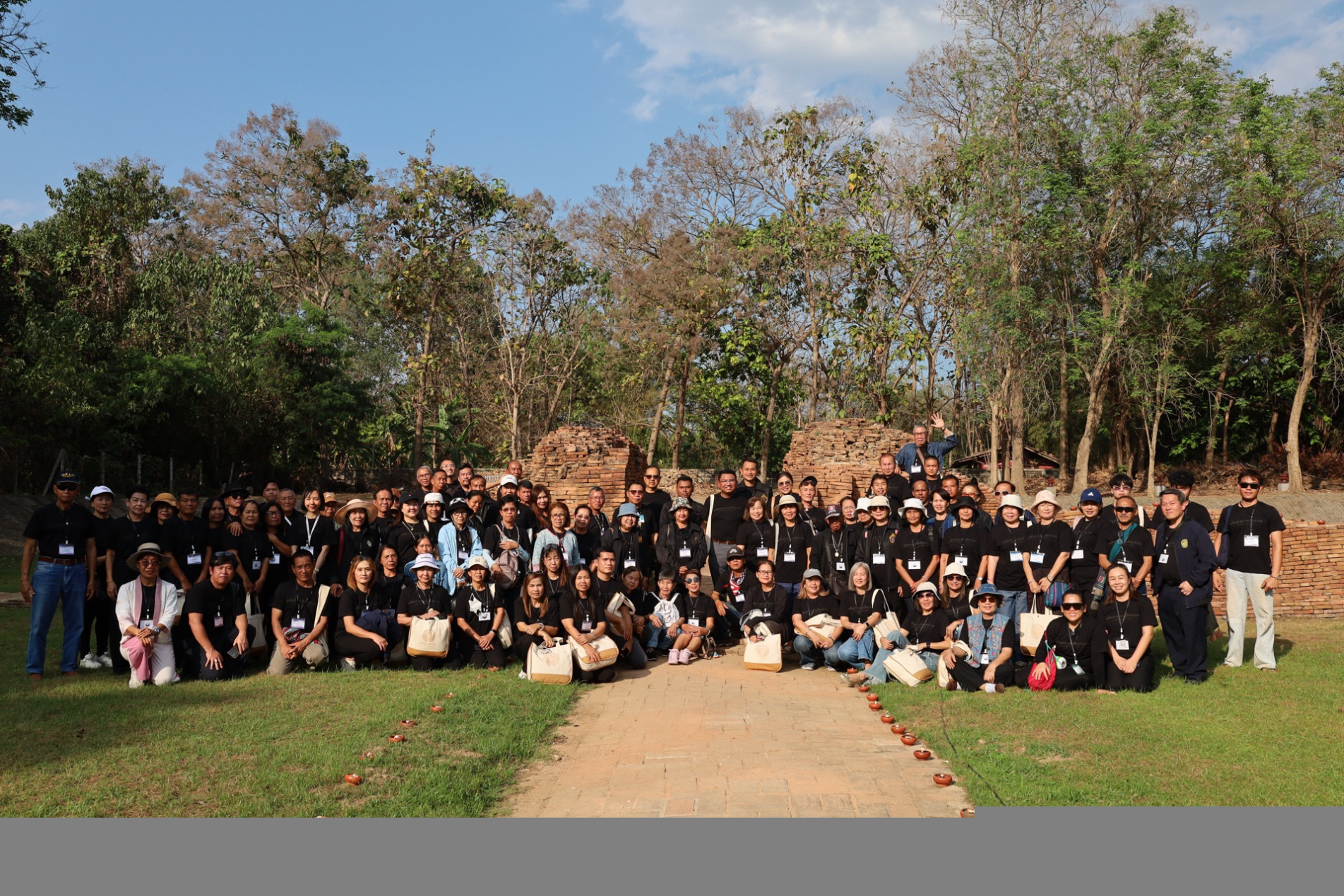 ภาพประกอบ :อาสาสมัครในการดูแลรักษามรดกทางศิลปวัฒนธรรม (อส.มศ.) ด้านเอกสารโบราณของกรมศิลปากร ศึกษาดูงานด้านการบูรณะโบราณสถาน และเอกสารโบราณ