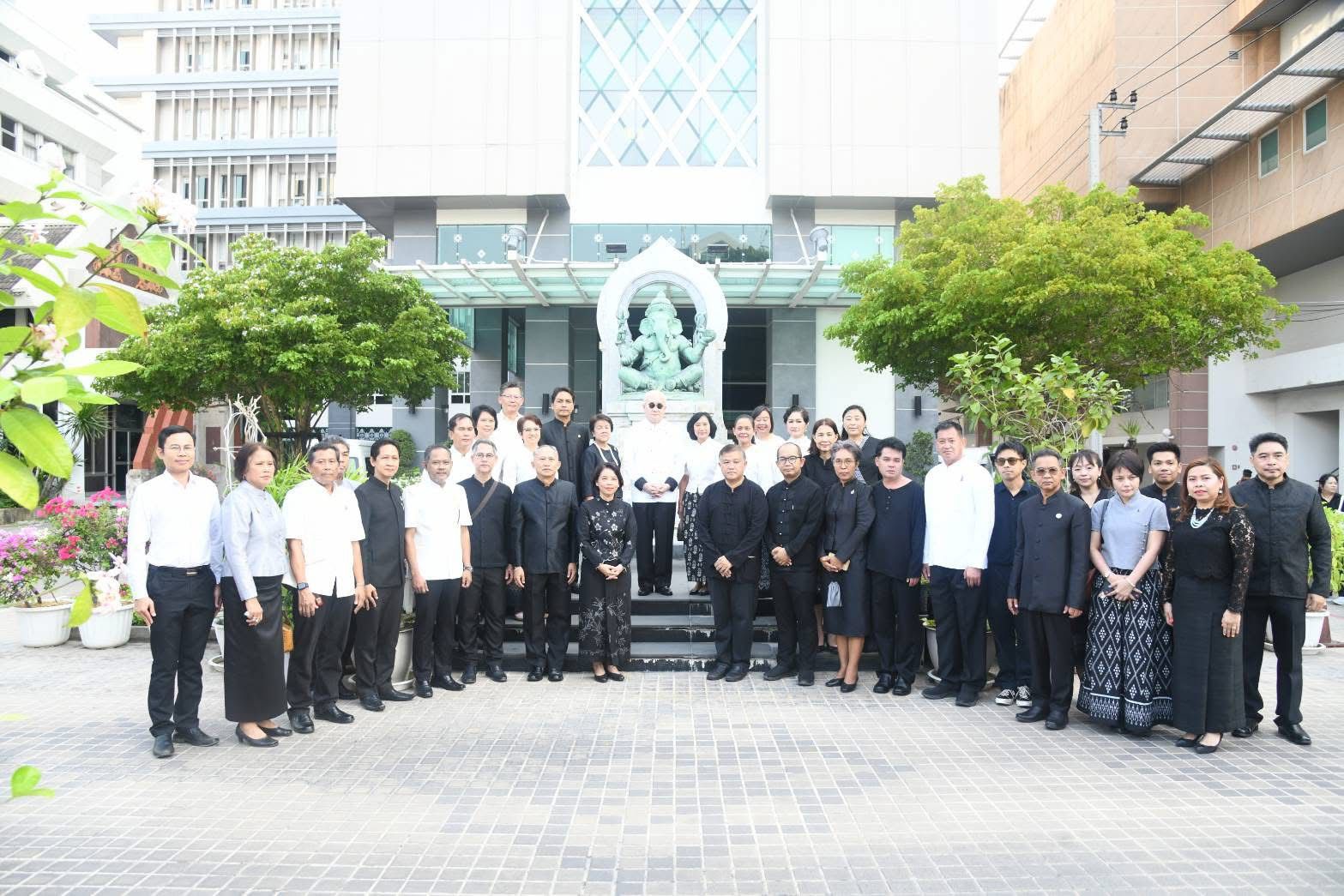 ภาพประกอบ :ผู้อำนวยการหอสมุดแห่งชาติรัชมังคลาภิเษก เชียงใหม่ ร่วมสักการะสิ่งศักดิ์สิทธิ์ประจำกรมศิลปากร