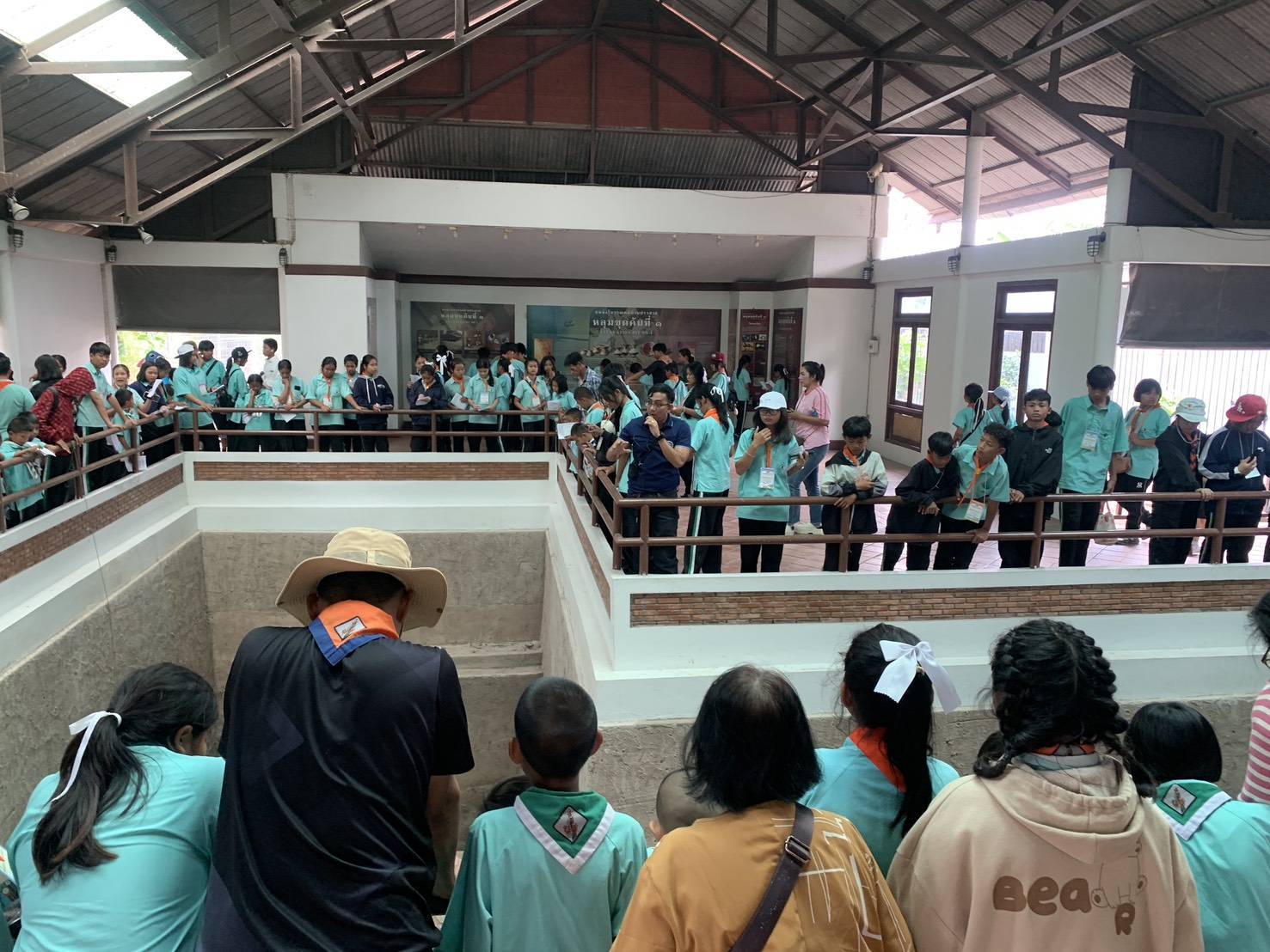 ภาพประกอบ :วันพฤหัสบดีที่ 26 กุมภาพันธ์ 2569 นายวีระชาติ พงค์ชนะ นักโบราณคดีชำนาญการ กลุ่มโบราณคดี สำนักศิลปากรที่ 10 นครราชสีมา เป็นวิทยากรนำชมให้ความรู้ทางวิชาการแหล่งโบราณคดีบ้านปราสาท