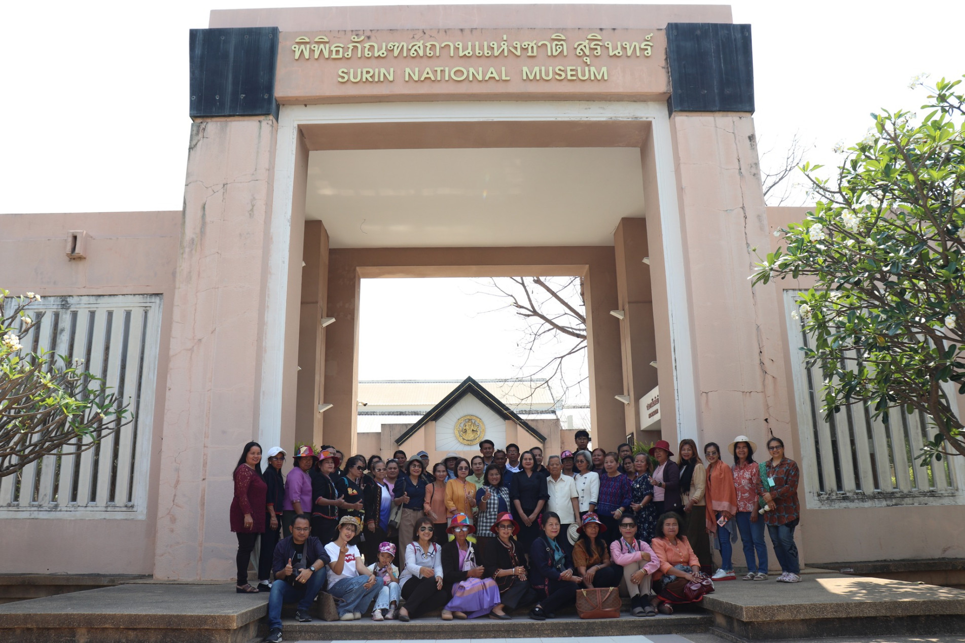 ภาพประกอบ :นางชไมพร  แหวนเพ็ชร นายกเหล่ากาชาดจังหวัดสุรินทร์