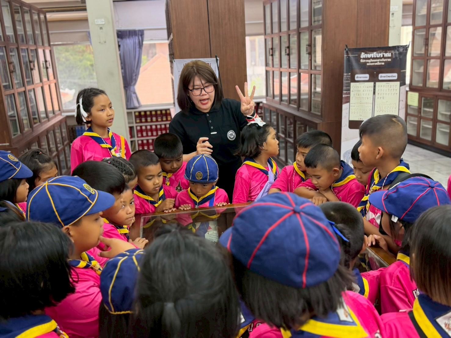 ภาพประกอบ :นำชมคณะครูและนักเรียนโรงเรียนบ้านนารายณ์