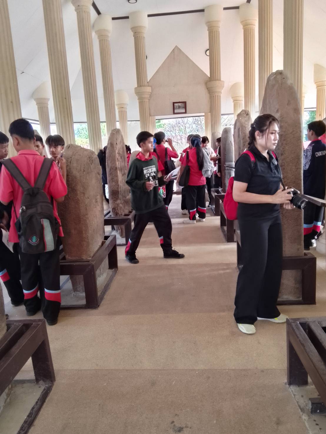 ภาพประกอบ :คณะครู นักเรียน เข้าชมโบราณสถานใบเสมาบ้านกุดโง้ง อำเภอเมือง จังหวัดชัยภูมิ และการดำเนินงานทำความสะอาดพื้นที่โดยรอบอาคารคลุมใบเสมา