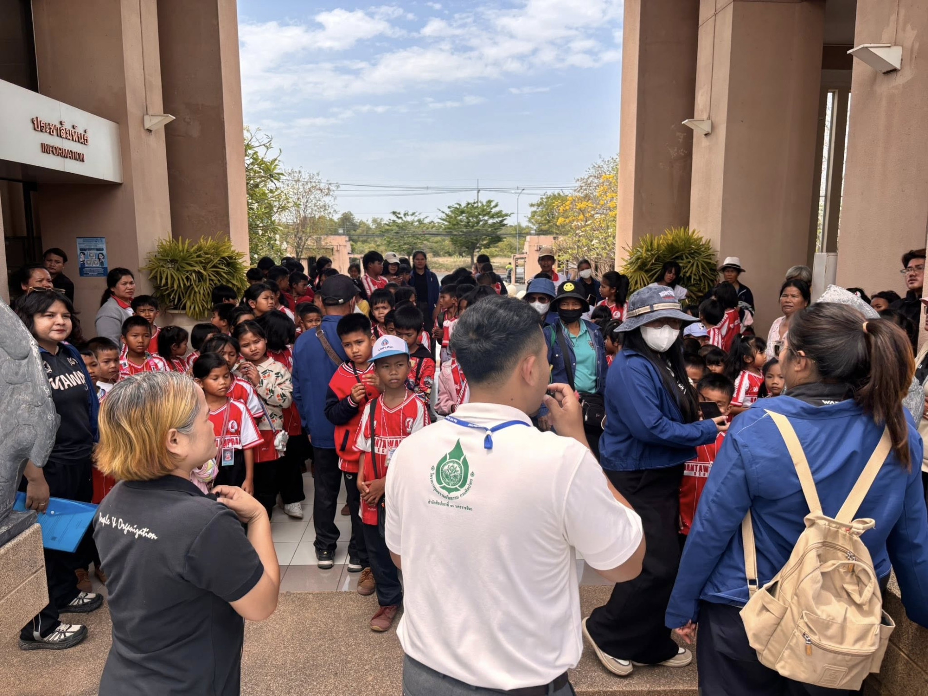 ภาพประกอบ :โรงเรียนบ้านทวารไพร ตำบลเมืองลีง อำเภอจอมพระ จังหวัดสุรินทร์
