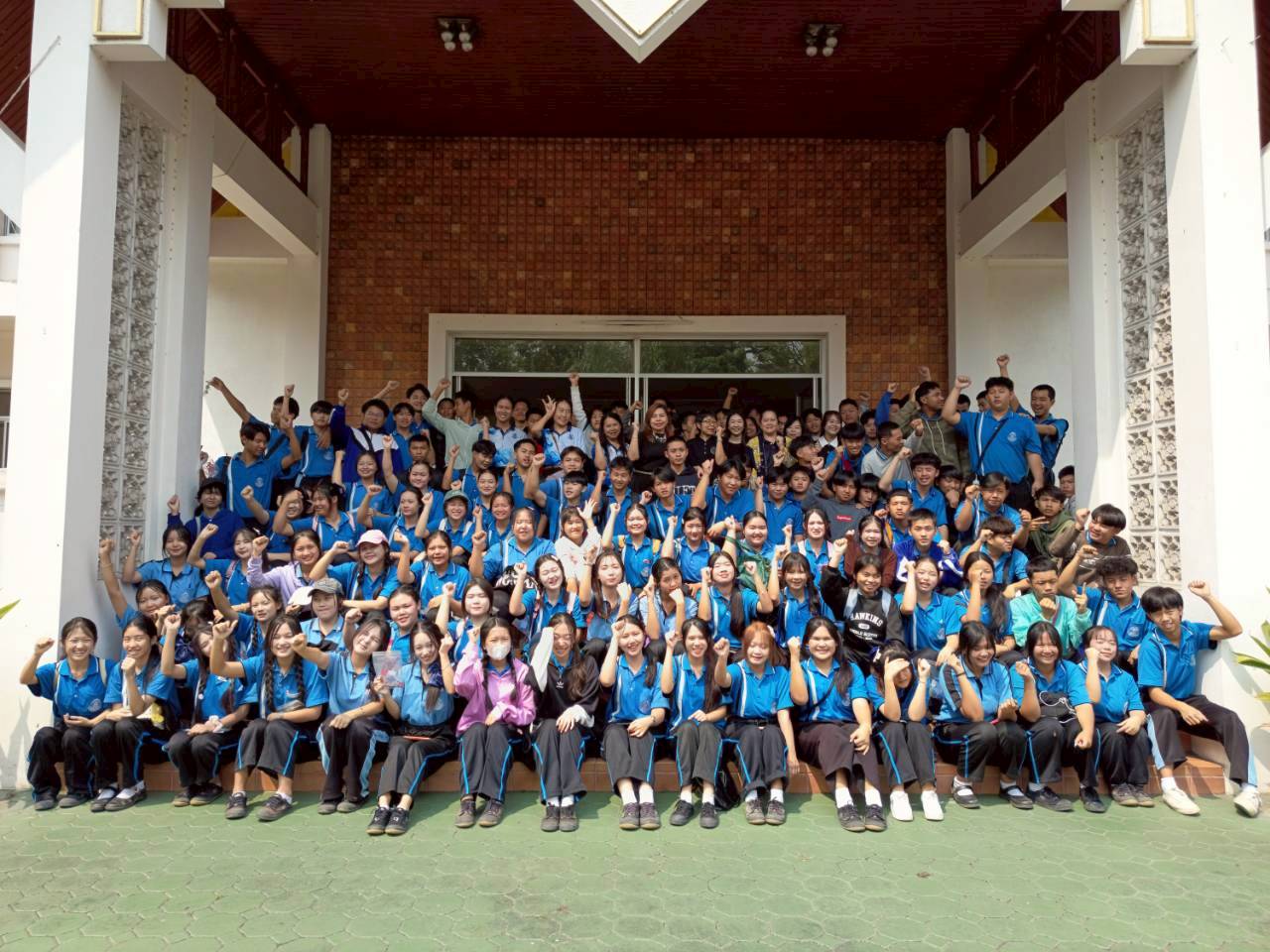 ภาพประกอบ :ผู้อำนวยการหอสมุดแห่งชาติรัชมังคลาภิเษก เชียงใหม่ พร้อมด้วยบุคลากร ให้การต้อนรับ คณะครู และนักเรียน จากโรงเรียนแม่วางวิทยาคม ตำบลดอนเปา อำเภอแม่วาง จังหวัดเชียงใหม่