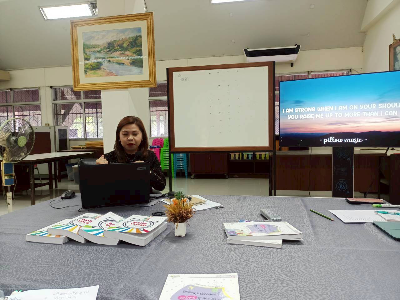 ภาพประกอบ :ผู้อำนวยการหอสมุดแห่งชาติรัชมังคลาภิเษก เชียงใหม่ จัดอบรมหลักสูตรภาษาอังกฤษสำหรับการสื่อสารเบื้องต้น และงานบริการห้องสมุด (English Communication for Library Services Program)