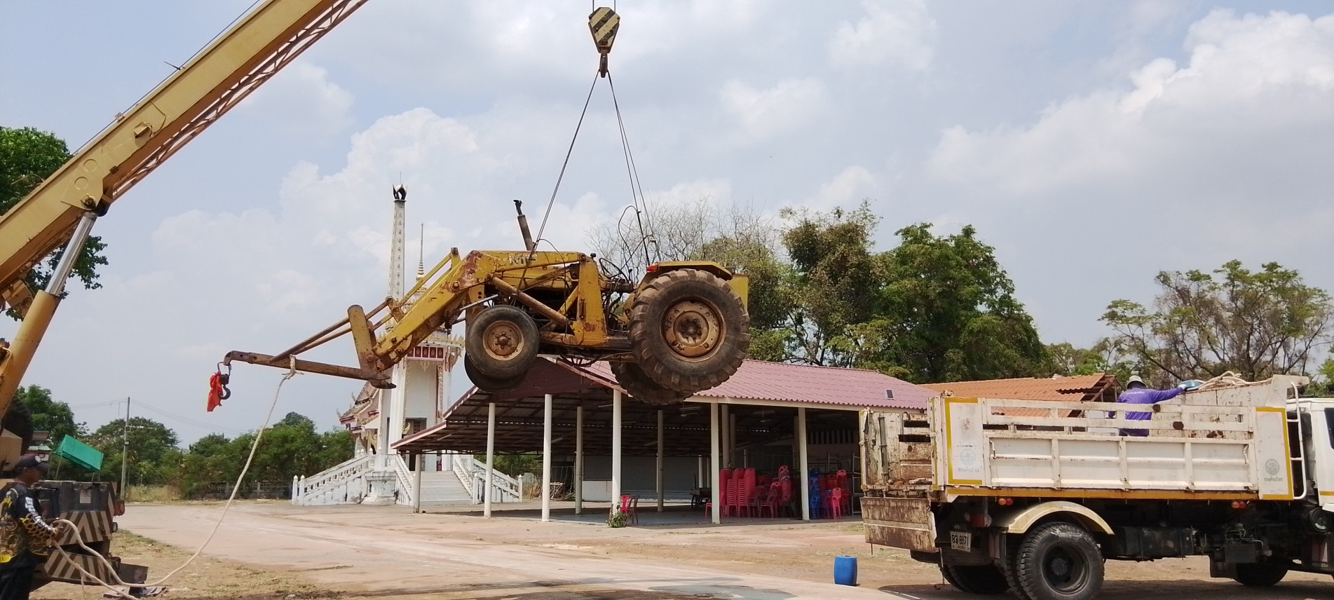 ภาพประกอบ :กลุ่มอนุรักษ์โบราณสถาน ดำเนินการขนย้ายเครื่องจักร (รถแทรคเตอร์และรถเครน) กลับมายังสำนักศิลปากรที่ 10 นครราชสีมา
