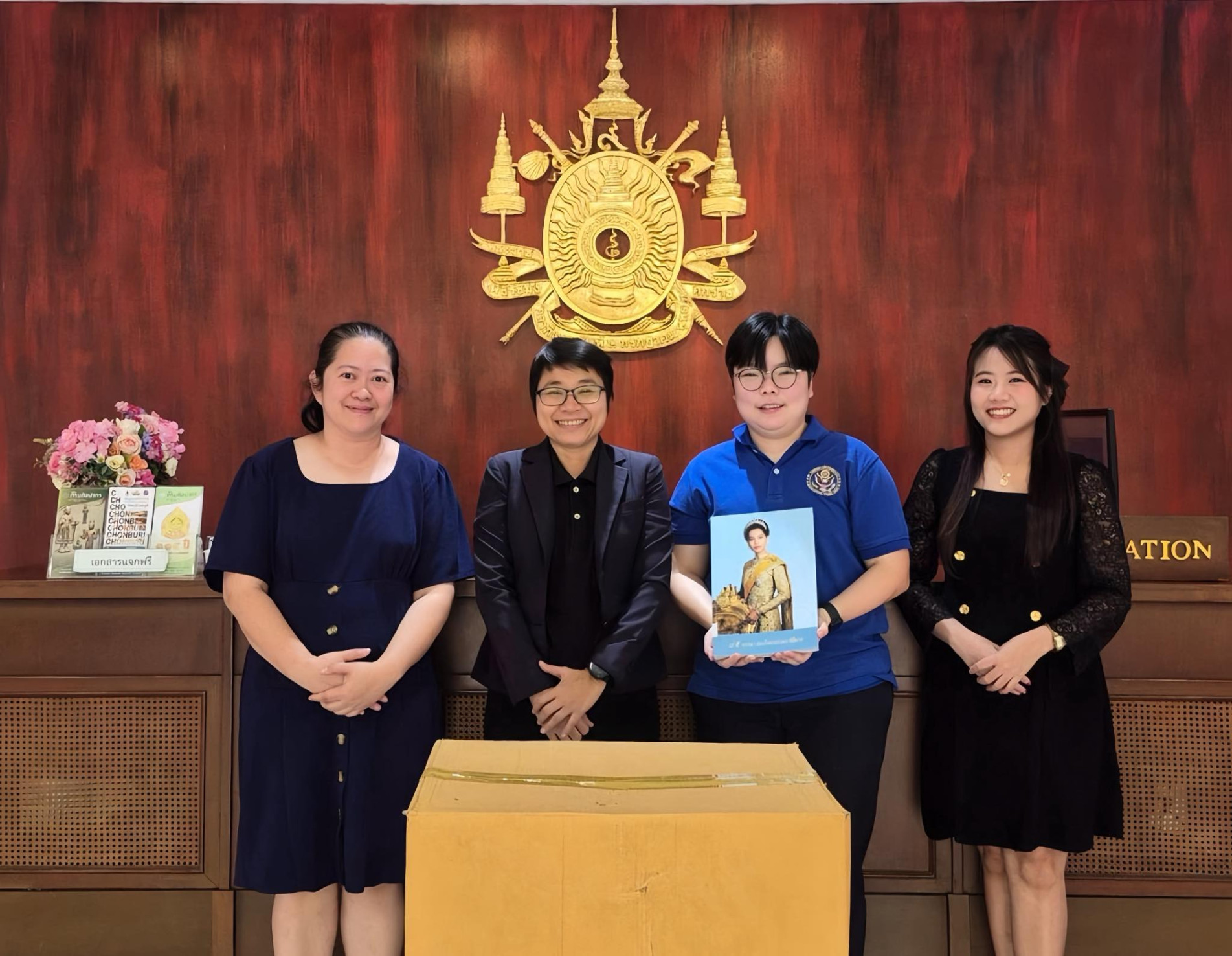 ภาพประกอบ :หอสมุดแห่งชาติรัชมังคลาภิเษก เชียงใหม่ มอบหนังสือในโครงการ Read Me Around @NL.CNX ให้แก่สำนักงานหอสมุดรัฐสภาอเมริกัน สถานทูตอเมริกา ประจำประเทศไทย (Library of Congress Representative Office, Embassy of the United States of America)