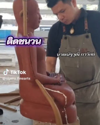 ภาพประกอบ :ขั้นตอน : การติดชนวนขี้ผึ้งบนชิ้นงาน  เพื่อแสดงขั้นตอนการเข้าดินไทย สำหรับเป็นสื่อความรู้ในการเผยแพร่