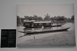 ภาพประกอบ :พระองค์เจ้าอุรุพงษ์รัชสมโภช ทรงยืนข้างเรือชะล่า