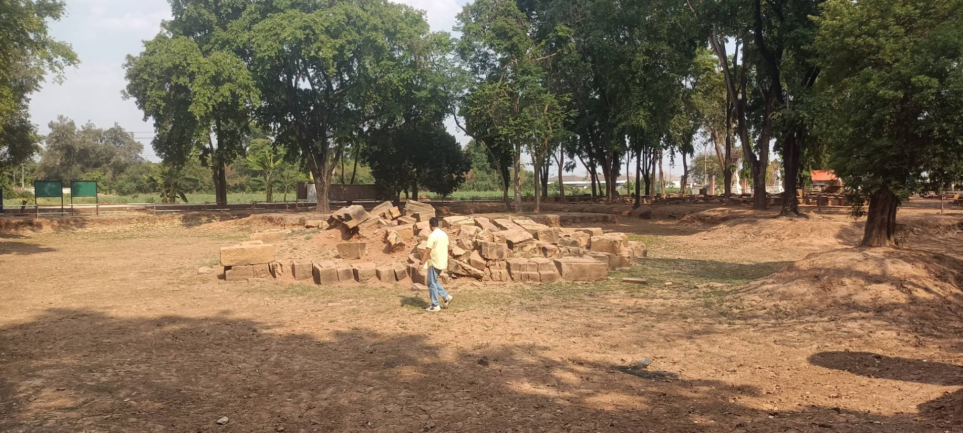 ภาพประกอบ :การดำเนินงานทำความสะอาดและดูแลความเรียบร้อยบริเวณโดยรอบโบราณสถานปราสาทบ้านบุใหญ่ อำเภอสูงเนิน จังหวัดนครราชสีมา วันที่ 5 เมษายน 2569