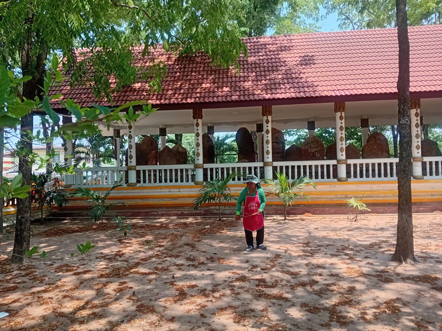ภาพประกอบ :การดำเนินงานทำความสะอาดและดูแลความเรียบร้อย สิมบ้านคอนสวรรค์และอาคารคลุมใบเสมาคอนสวรรค์ ตำบลคอนสวรรค์ อำเภอคอนสวรรค์ จังหวัดชัยภูมิ