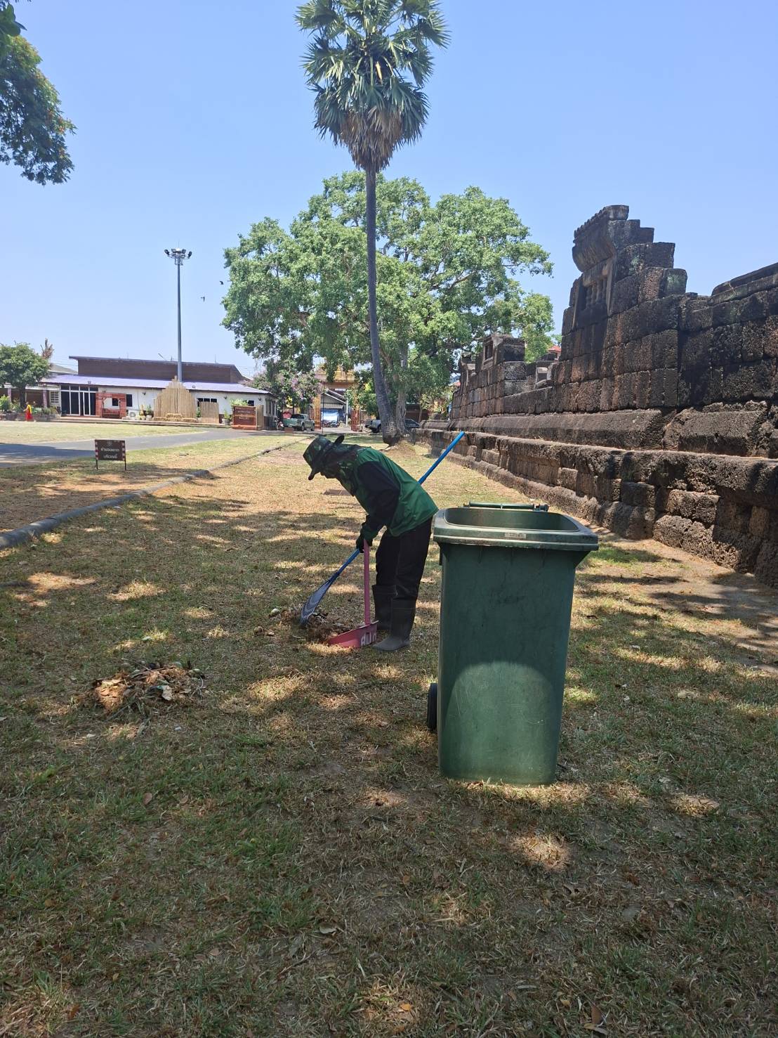 ภาพประกอบ :การดำเนินงานถากถางกำจัดวัชพืชบริเวณโดยรอบโบราณสถานปราสาทสระกำแพงใหญ่ ตำบลสระกำแพงใหญ่ อำเภออุทุมพรพิสัย จังหวัดศรีสะเกษ ในวันอาทิตย์ที่ 12 เมษายน 2569