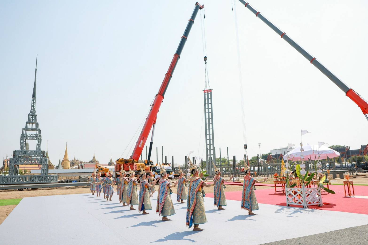 ภาพประกอบ :พิธียกเสาพระเมรุมาศ ในการพระราชพิธีถวายพระเพลิงพระบรมศพฯ