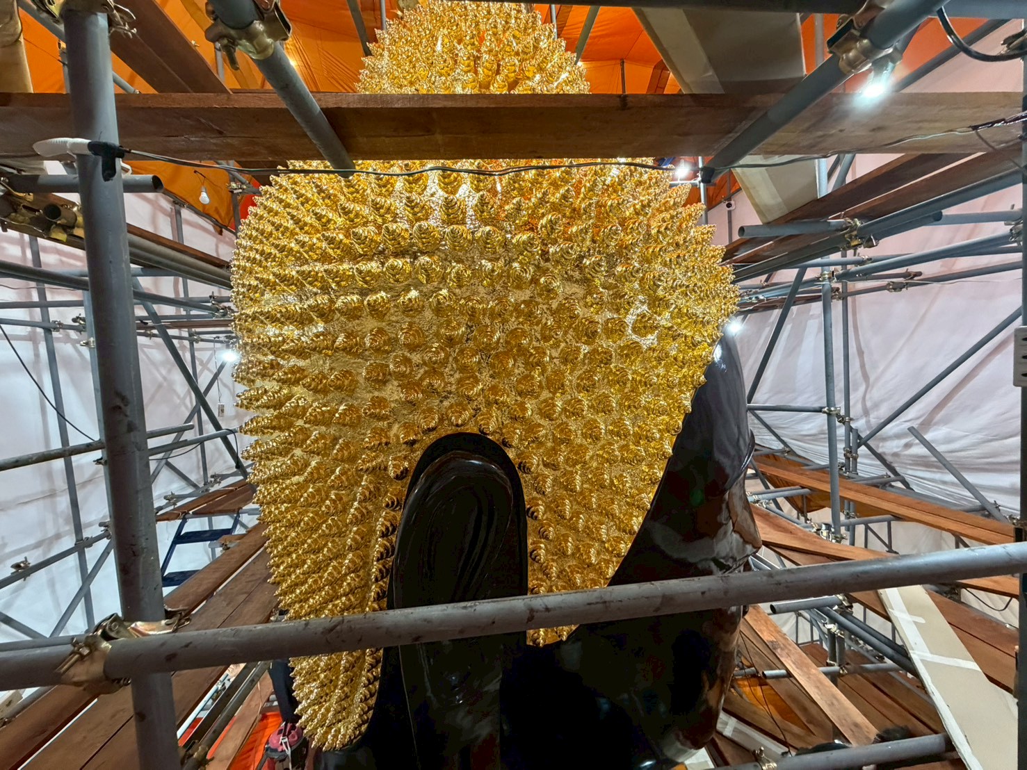 ภาพประกอบ :กระบวนการงานปิดทองหลวงพ่อพระมงคลบพิตร