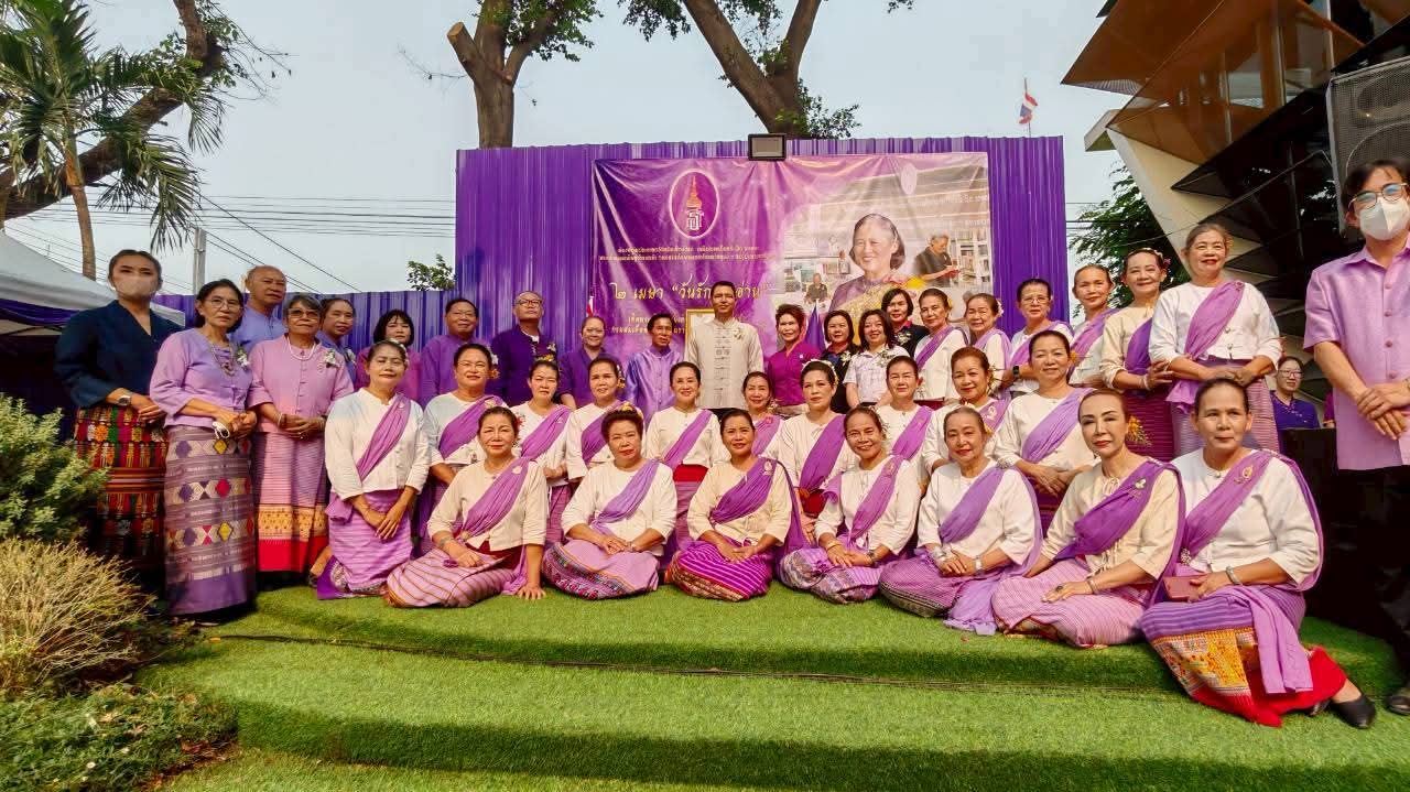 ภาพประกอบ :นางวรรณภา ปะวิโน บรรณารักษ์ชำนาญการ และนายกำพน ชื่นชม เจ้าพนักงานห้องสมุดปฏิบัติงาน เข้าร่วมจัดนิทรรศการและกิจกรรม iNote x Culture Reader : สมุดเล่มน้อย ร้อยเรียงวัฒนธรรม