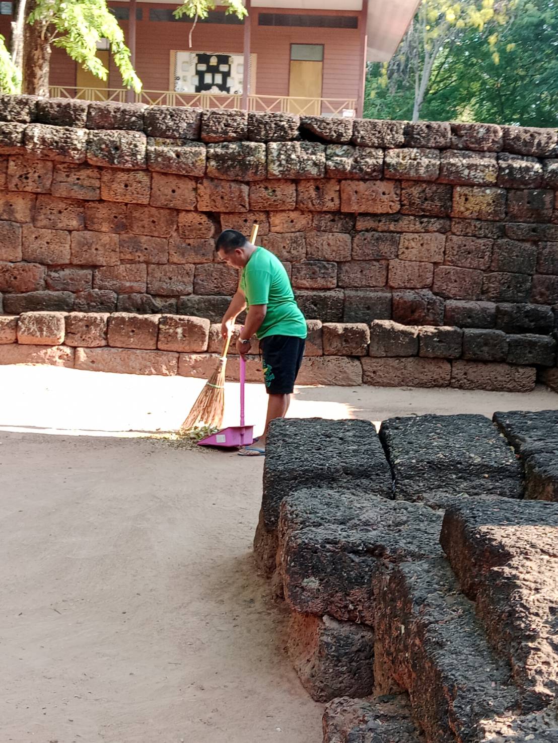 ภาพประกอบ :การดำเนินงานทำความสะอาดพื้นที่โดยรอบโบราณสถานปรางค์ครบุรี ตำบลครบุรี อำเภอครบุรี จังหวัดนครราชสีมา ในวันเสาร์ที่ 11 เมษายน 2569