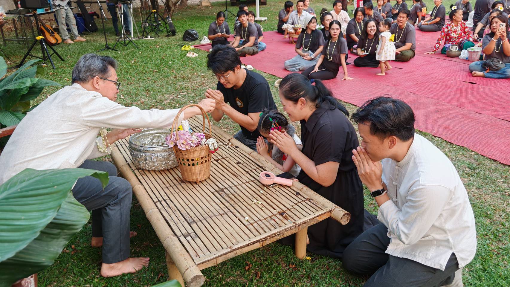 ภาพประกอบ :บุคลากรหอสมุดแห่งชาติรัชมังคลาภิเษก เชียงใหม่เข้าร่วมรดน้ำดำหัว นายชินณวุฒิ วิลยาลัย ผู้อำนวยการสำนักศิลปากรที่ ๗ เชียงใหม่