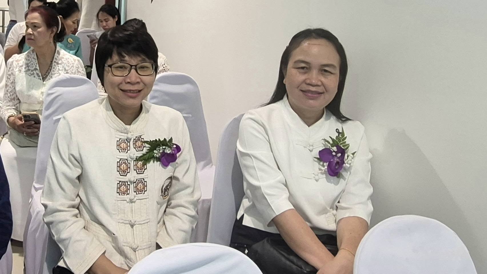 ภาพประกอบ :นางสาวสุคนธ์ทิพย์ จันทะลุน บรรณารักษ์ชำนาญการ เข้าร่วมพิธีเปิดอาคารสำนักงานกลุ่มอำนวยการพิธีการศพที่ได้รับพระราชทานที่ ๗ เชียงใหม่