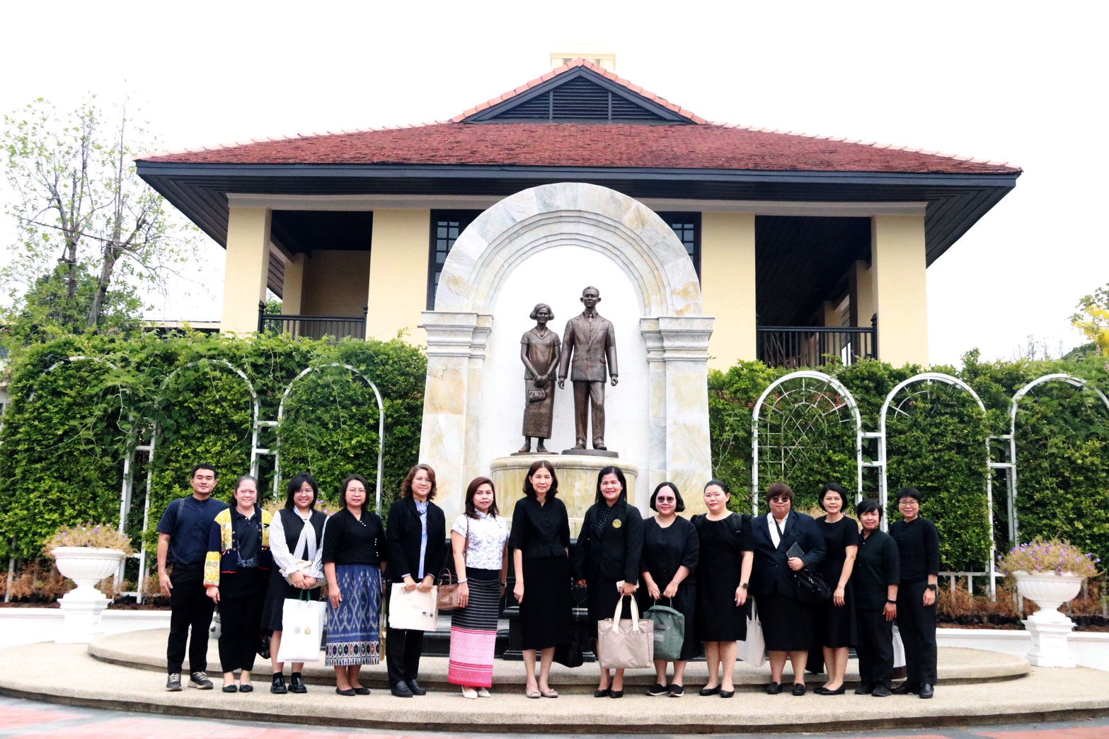 ภาพประกอบ :ผู้อำนวยการหอสมุดแห่งชาติรัชมังคลาภิเษก เชียงใหม่ เข้าร่วมหารือร่วมกับคณะกรรมการดำเนินงานโครงการพิพิธภัณฑ์หมอเจ้าฟ้า ในการร่วมคัดเลือกเอกสารเพื่อนำเสนอขึ้นทะเบียนมรดกความทรงจำแห่งชาติ