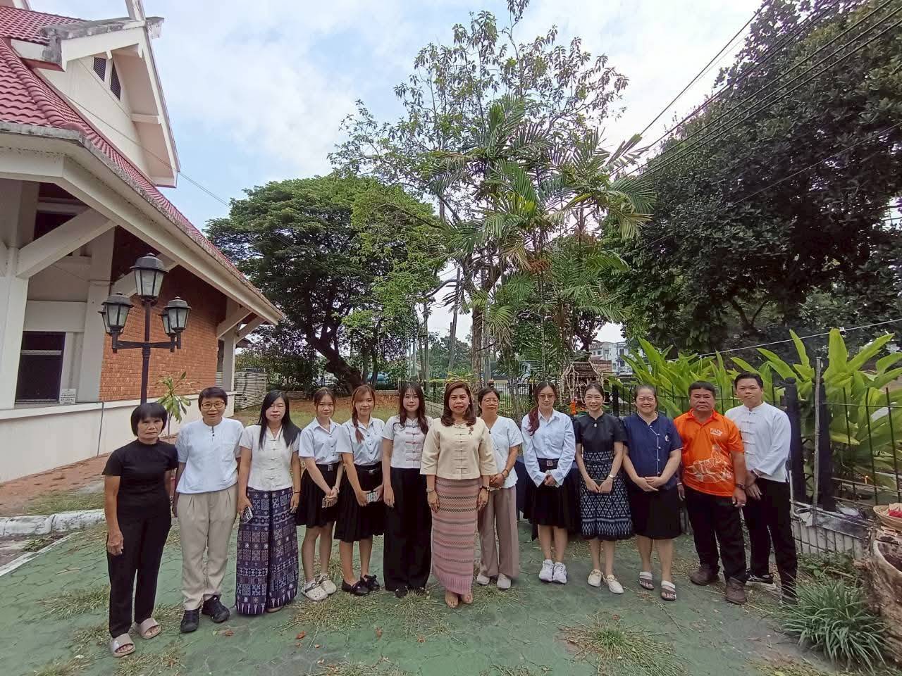ภาพประกอบ :บุคลากรหอสมุดแห่งชาติรัชมังคลาภิเษก เชียงใหม่ ไหว้ศาลพระภูมิเจ้าที่ เนื่องในโอกาสเทศกาลสงกรานต์