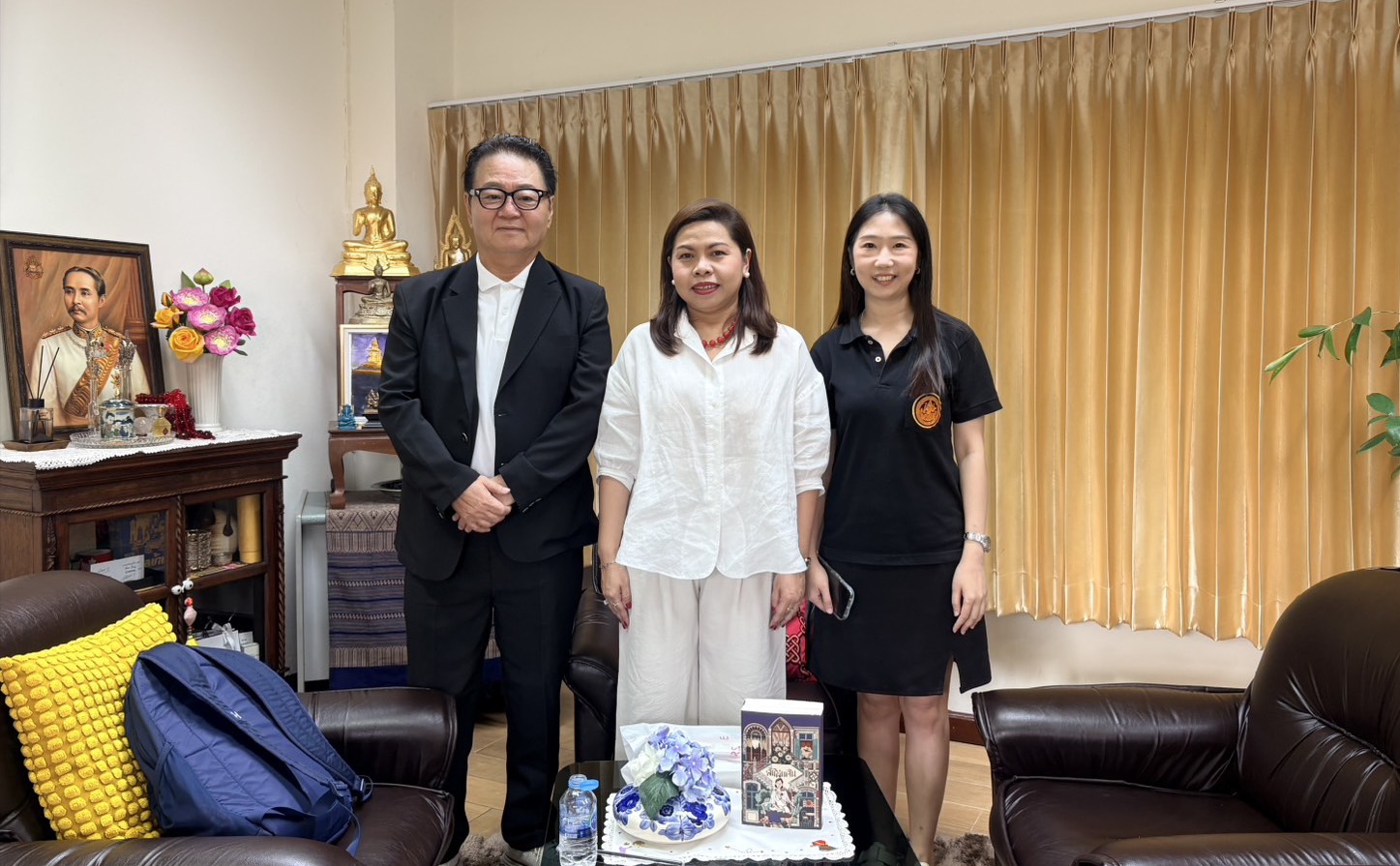 ภาพประกอบ :Mr. Park Sang Ho เข้าพบผู้อำนวยการหอสมุดแห่งชาติรัชมังคลาภิเษก เชียงใหม่ เพื่อพูดคุยหารือเรื่องความร่วมมือด้านห้องสมุดกับเครือข่ายห้องสมุดเกาหลีในอนาคต