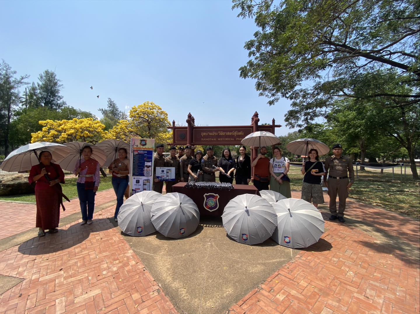 ภาพประกอบ :รับมอบร่มจำนวน ๓๐ คัน จากผู้บัญชาการตำรวจท่องเที่ยวและคณะ