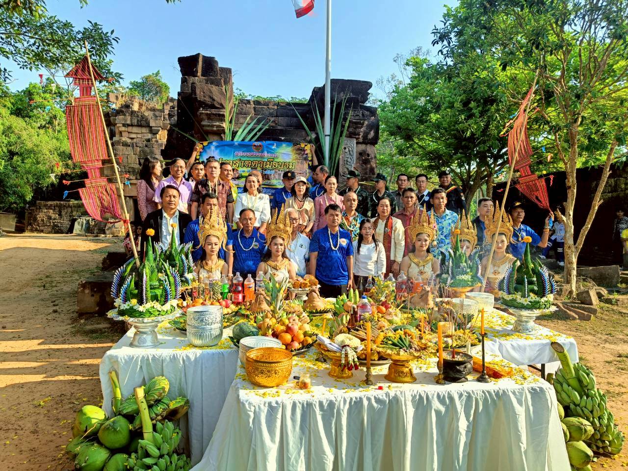 ภาพประกอบ :ร่วมพิธีบวงสรวงโบราณสถานปราสาทตาเมือนธม