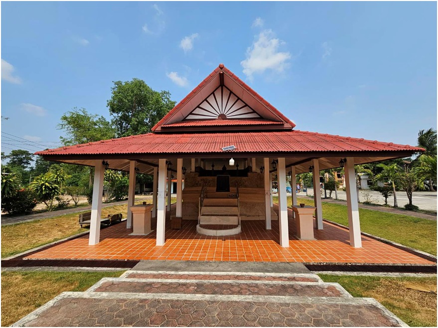 ภาพประกอบ :การดำเนินงานซ่อมบูรณะพื้นผิวบริเวณบันไดทางขึ้น และบริเวณชั้นฐานโดยรอบอาคารอุโบสถ(สิม) วัดสะเดา