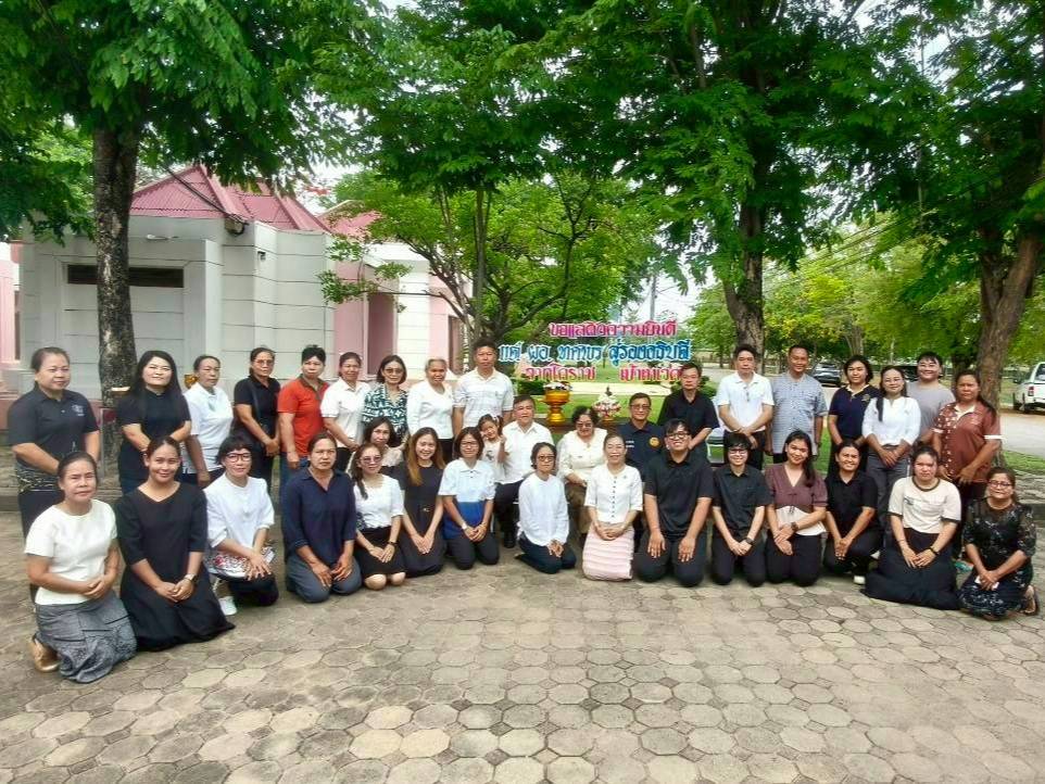 ภาพประกอบ :พิธีทำบุญตักบาตรข้าวสารอาหารแห้ง พิธีทำบุญเลี้ยงพระเพื่อเป็นสิริมงคลแก่หน่วยงาน พระสงฆ์ ๕ รูป และกิจกรรมสืบสานคุณค่าทางวัฒนธรรมเนื่องในประเพณีสงกรานต์