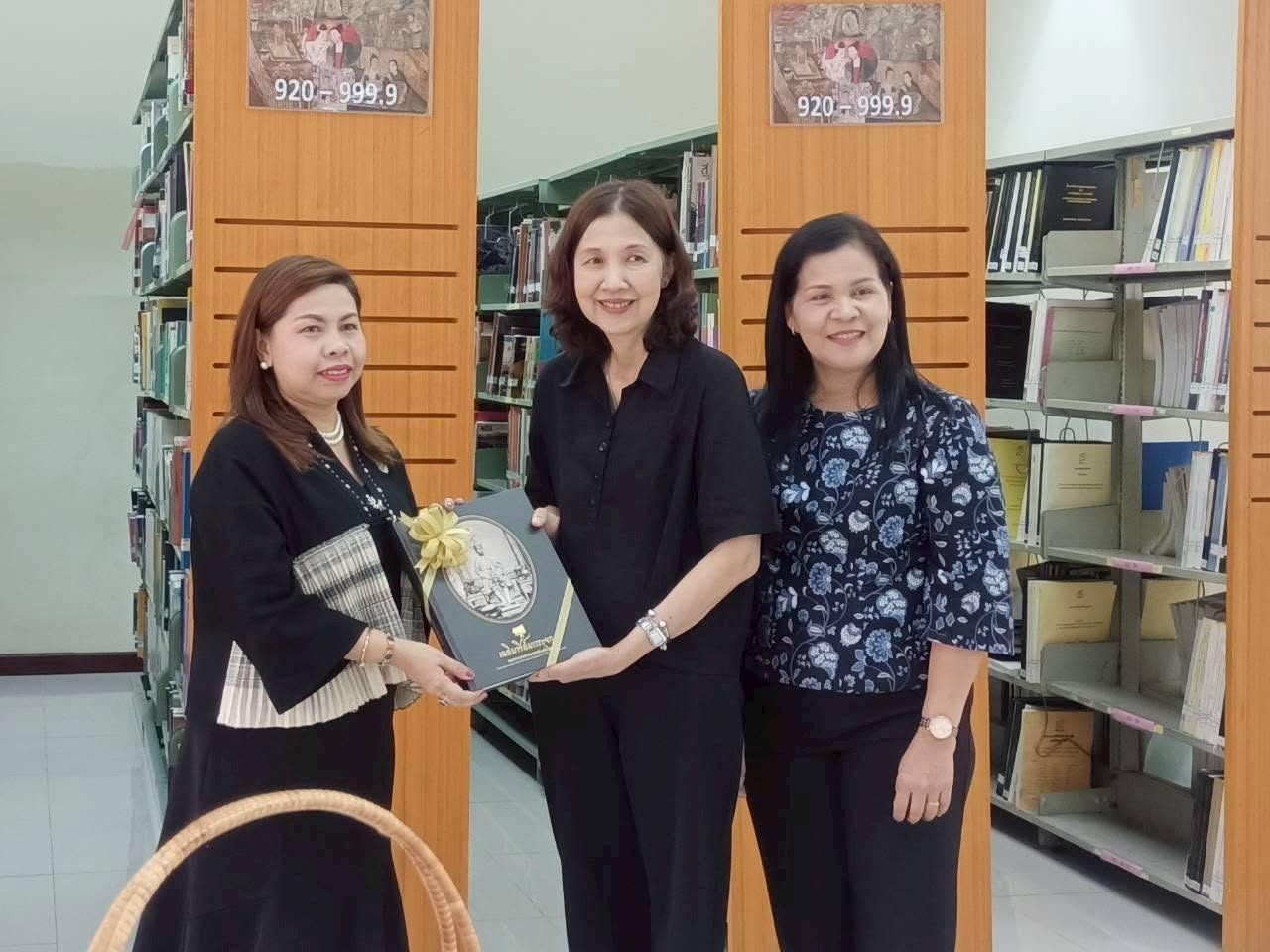 ภาพประกอบ :คณะกรรมการแห่งชาติว่าด้วยแผนงานความทรงจำแห่งโลก และผู้เข้าร่วมสัมมนาโครงการกิจกรรมเครือข่ายระดับชาติ ด้านการอนุรักษ์และเผยแพร่เอกสารมรดกภูมิปัญญาไทย ศึกษาดูงานการจัดเก็บและการอนุรักษ์เอกสารโบราณ ณ ห้องมรดกอักษรา หอสมุดแห่งชาติรัชมังคลาภิเษก เชียงใหม่
