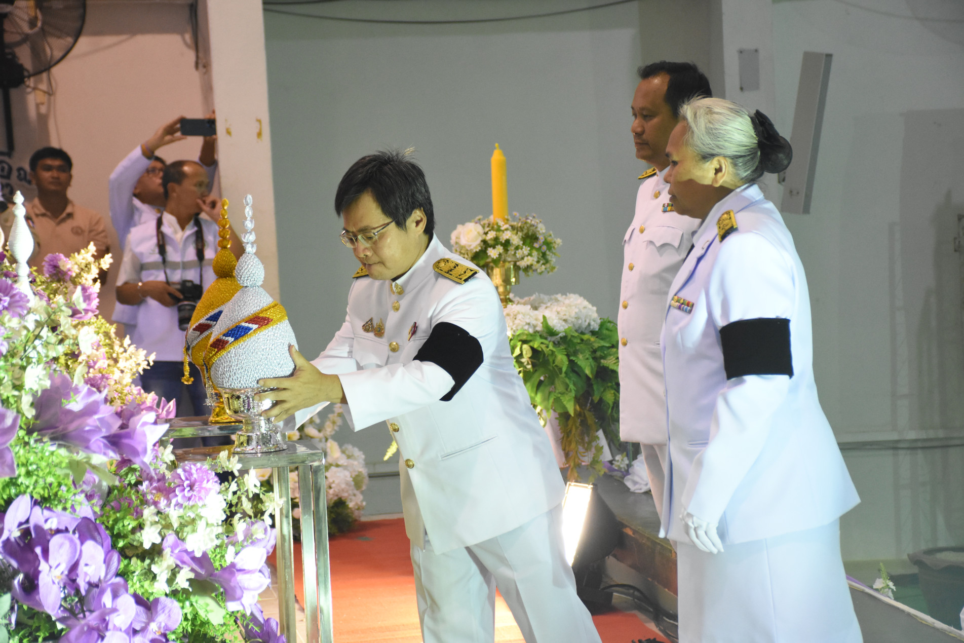 ภาพประกอบ :พิธีถวายเครื่องราชสักการะและวางพานพุ่ม และพิธีจุดเทียนถวายพระพรชัยมงคล เนื่องในโอกาสพระราชพิธีมหามงคลเฉลิมพระชนมพรรษา ๔ รอบ สมเด็จพระนางเจ้าฯ พระบรมราชินี ๓ มิถุนายน ๒๕๖๙