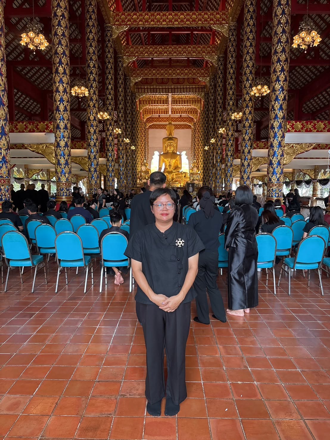 ภาพประกอบ :นางสาวกมลชนก ติ้วแวด เจ้าพนักงานธุรการปฏิบัติงาน ร่วมพิธีบำเพ็ญกุศลเพื่ออุทิศถวายพระกุศล แด่สมเด็จพระเจ้าลูกเธอ เจ้าฟ้าพัชรกิติยาภา นเรนทิราเทพยวดี กรมหลวงราชสาริณีสิริพัชร มหาวัชรราชธิดา