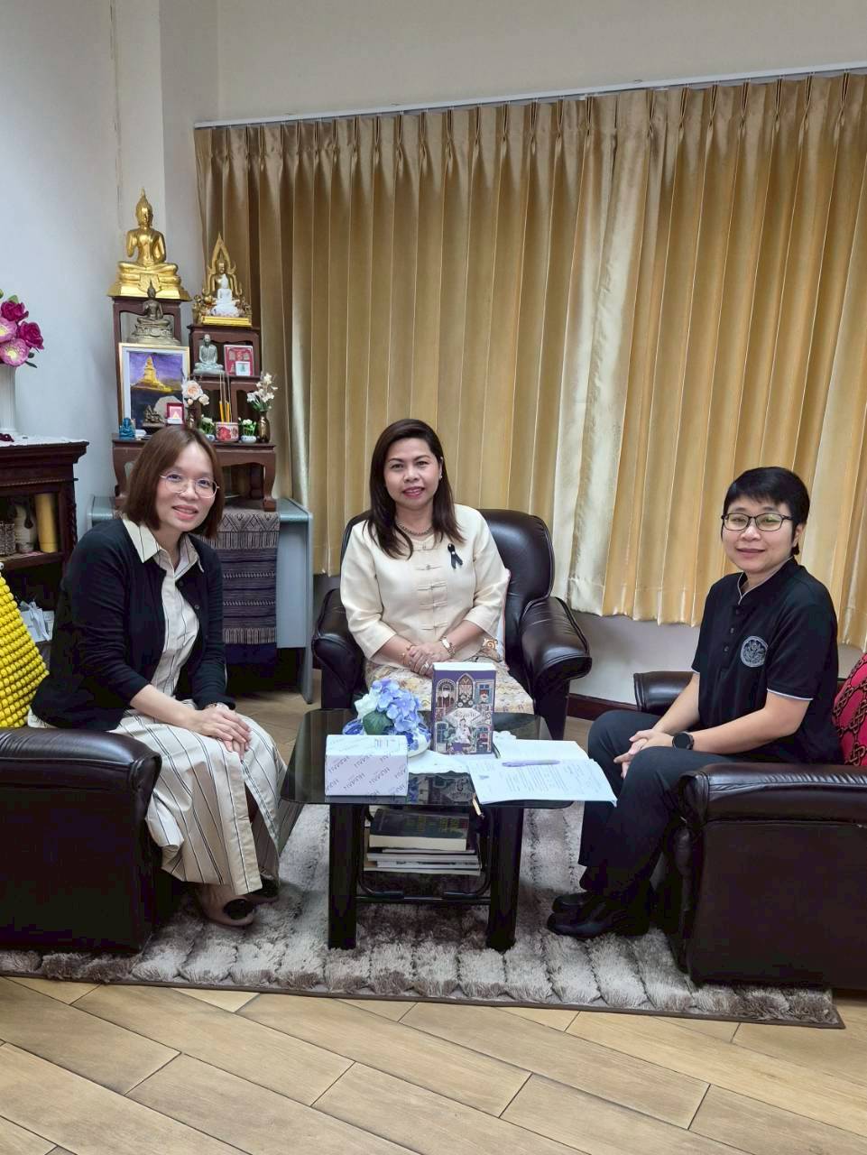 ภาพประกอบ :ผู้ช่วยศาสตราจารย์ ดร.วรรษพร อารยะพันธ์ อาจารย์จากภาควิชาบรรณารักษศาสตร์และสารสนเทศศาสตร์ คณะมนุษยศาสตร์ มหาวิทยาลัยเชียงใหม่ เข้านิเทศนักศึกษาฝึกประสบการณ์วิชาชีพฯ